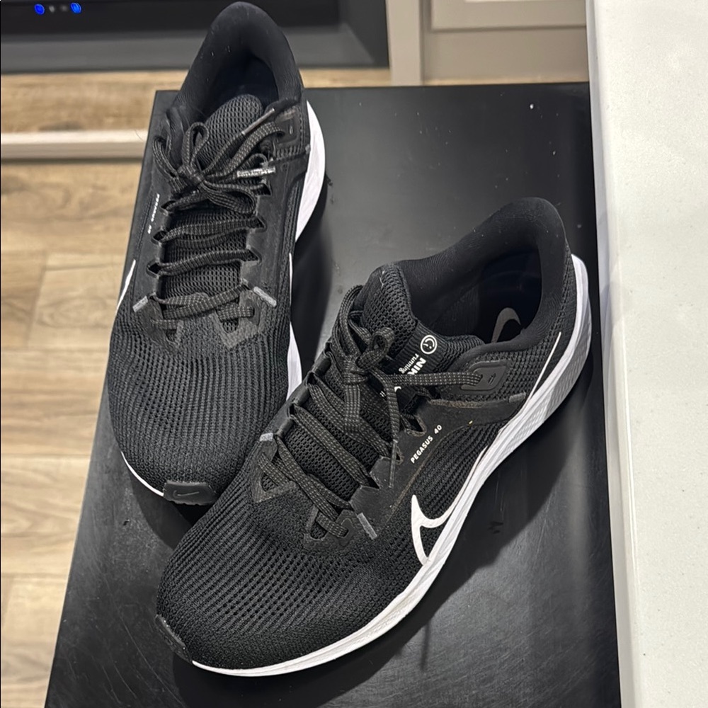 Black Nike Pegasus 40 women’s 9.5